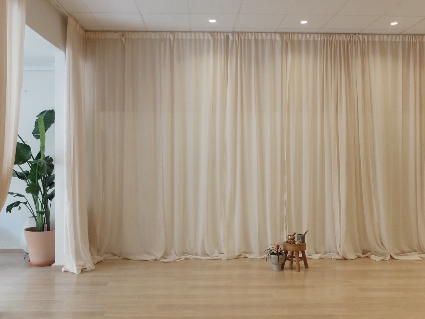 Sala principal con cortinas